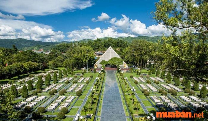 Hãy đến nghĩa trang liệt sĩ A1 để bày tỏ lòng tri ân đối với những anh hùng đã hy sinh vì Tổ quốc.