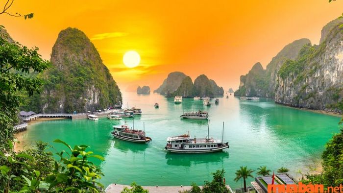 Hoàng hôn trên Vịnh Hạ Long