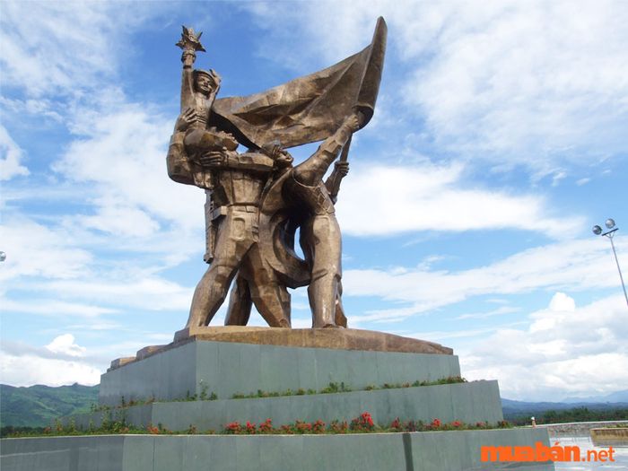 Tượng đài chiến thắng Điện Biên Phủ là biểu tượng cho những trang sử hào hùng.