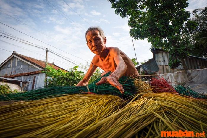 Thái Bình có gì thú vị? Nghề dệt chiếu tại làng Hới, nơi gợi lên những cảm xúc sâu sắc