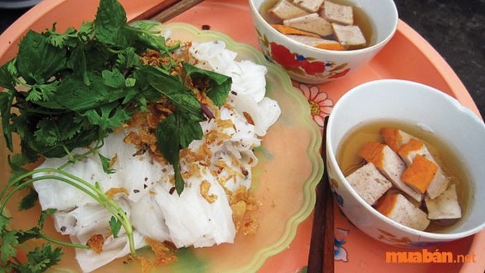 Bánh cuốn làng Kênh nổi tiếng là món ăn đặc sản của Nam Định.