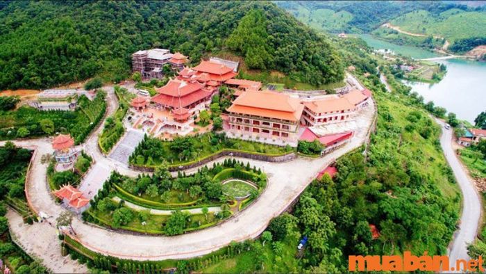 Hạ Long có gì thú vị? Chùa Cái Bầu