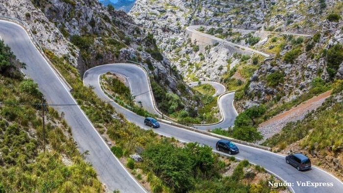 Đèo Hải Vân - một trong những con đèo đẹp nhất Việt Nam