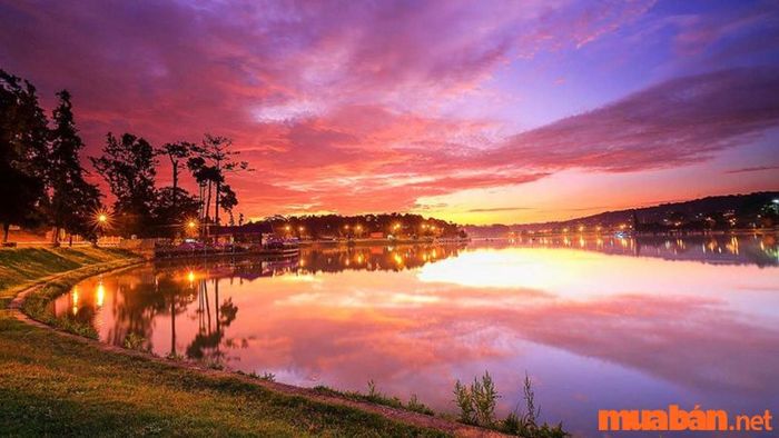 Hoàng hôn đẹp tuyệt vời ở Hồ Xuân Hương