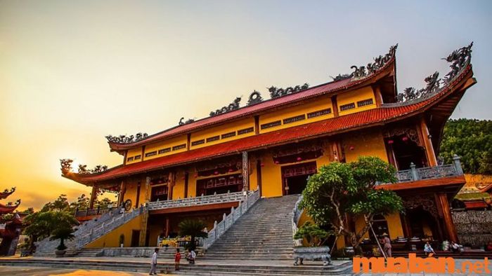 Hạ Long có gì thú vị? Chùa Ba Vàng