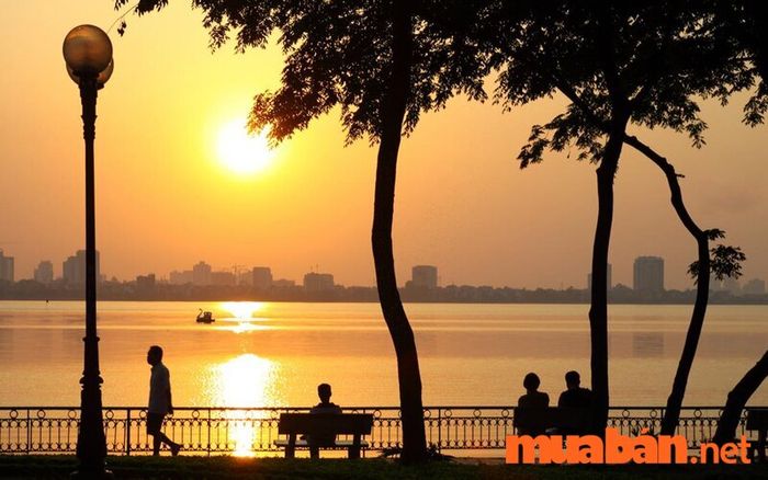 Những buổi chiều tà rực rỡ và lãng mạn tại Hồ Tây