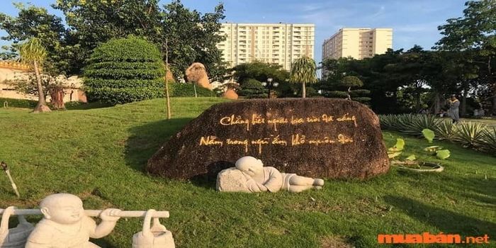 Nhiều bia đá khắc lời dạy của Phật được đặt trong khuôn viên chùa Huê Nghiêm