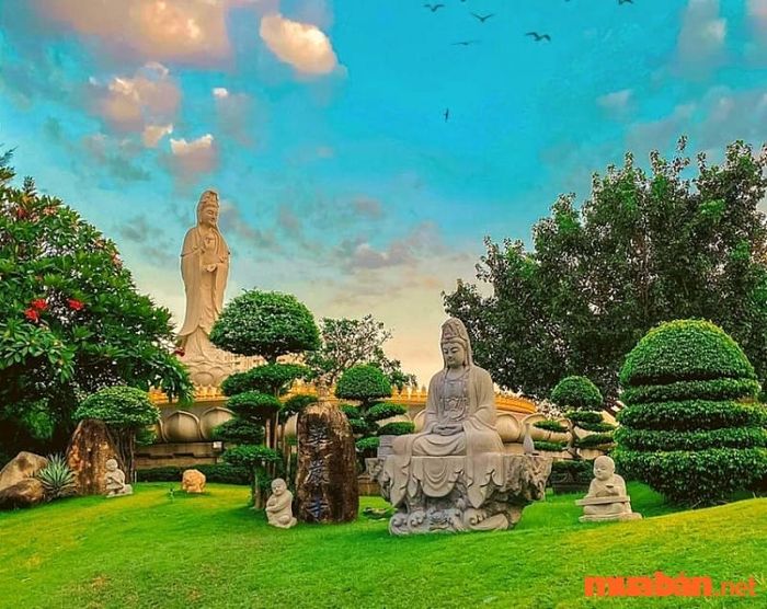 Tượng Quan Thế Âm tại chùa Huê Nghiêm có chiều cao 12m
