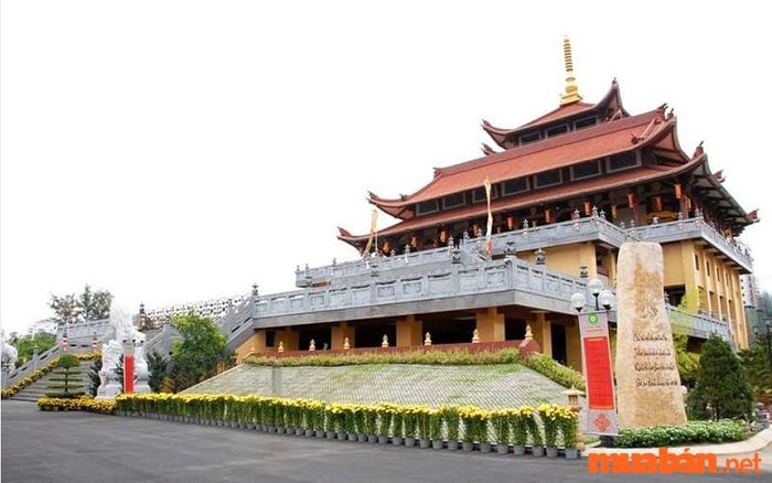 Chùa Huê Nghiêm thu hút đông đảo khách tham quan