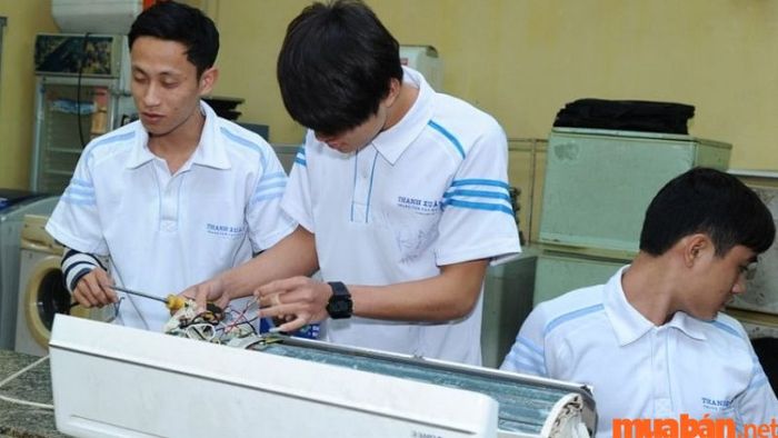 Mang máy lạnh đến trung tâm sửa chữa để được khắc phục kịp thời.