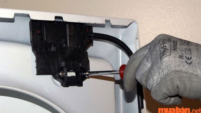 Dây kết nối từ bo mạch đến công tắc bị đứt gây ra lỗi E23