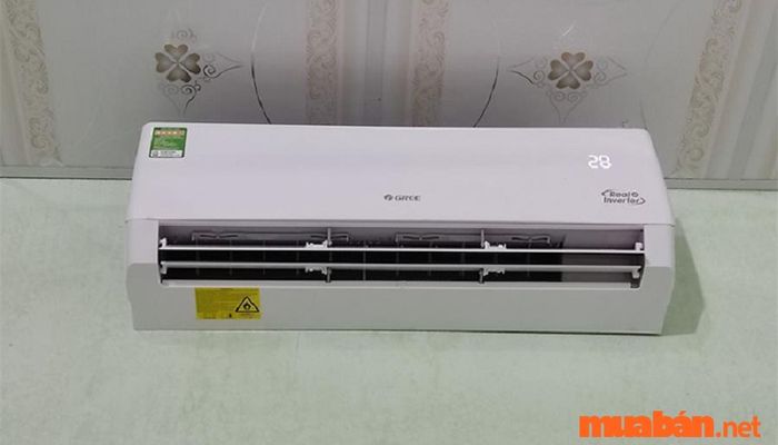 Kiểm tra dàn lạnh để xử lý lỗi F0 của máy lạnh Gree