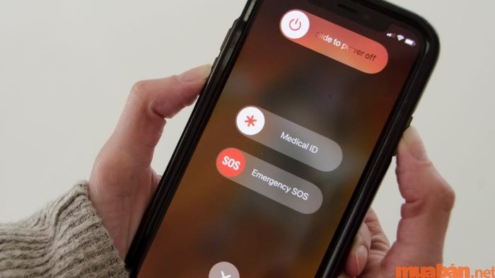 Khởi động lại điện thoại giúp iPhone phục hồi trạng thái hoạt động ổn định.