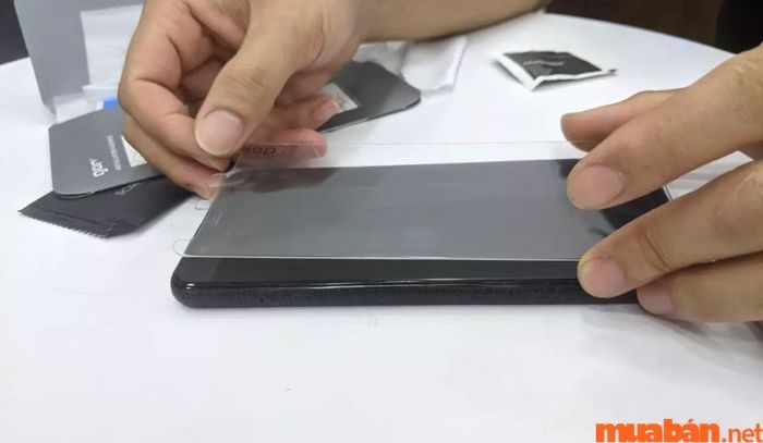 iPhone 11 bị treo màn hình có thể do kính cường lực