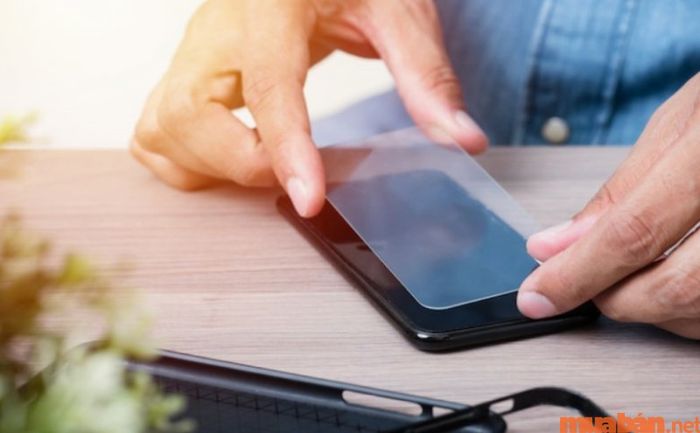 Gỡ bỏ kính cường lực khi iPhone 11 Pro Max bị vỡ màn hình.