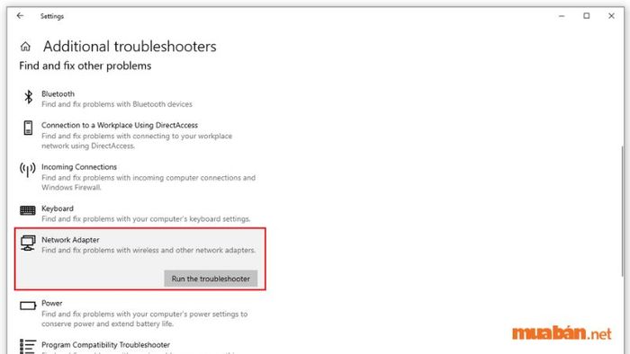 Nhấn vào lệnh Troubleshoot và chọn Network Adapter. Sau đó, hãy chọn Run the troubleshooter. Hệ thống sẽ tự động kiểm tra và khắc phục vấn đề màn hình laptop bị ố vàng cho bạn.