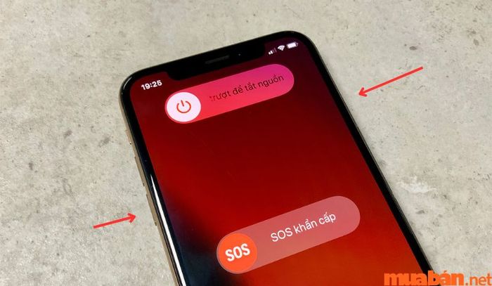 Tắt nguồn là phương pháp hiệu quả để khắc phục tình trạng iPhone 11 bị treo màn hình
