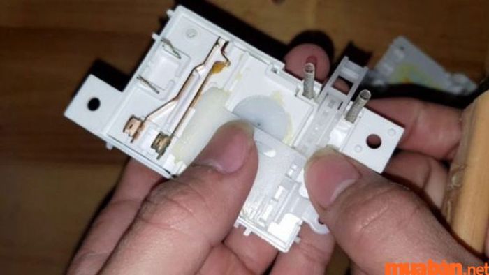 Công tắc máy giặt bị hỏng dẫn đến báo lỗi E23