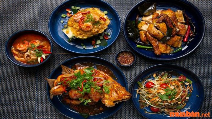 Con Voi Vàng với những món ăn hấp dẫn