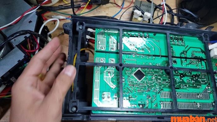 Nguyên nhân máy lạnh Sanyo báo lỗi E7 có thể do sự cố với dây kết nối.