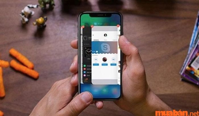 iPhone 11 bị treo màn hình do có quá nhiều ứng dụng đang chạy ngầm