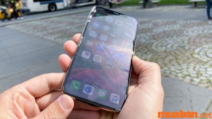 Màn hình iPhone 12 bị vỡ