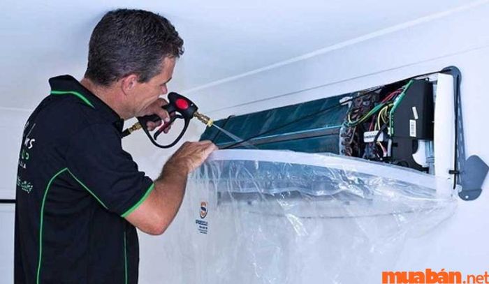 Cách đơn giản nhất để khắc phục là vệ sinh định kỳ máy lạnh Electrolux.