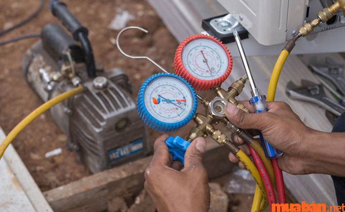 Sử dụng thiết bị chuyên dụng để kiểm tra lượng gas còn lại