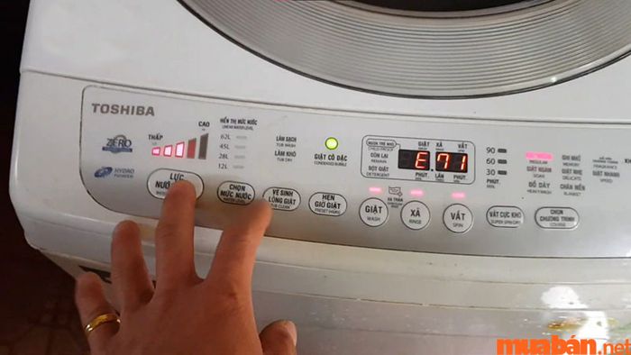 Nếu có lỗi xảy ra, thông tin sẽ được hiển thị trên bảng điều khiển
