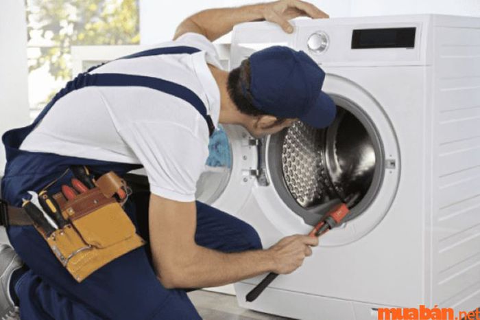 Các vật thể cứng có thể làm kẹt lồng máy giặt và gây ra lỗi E71