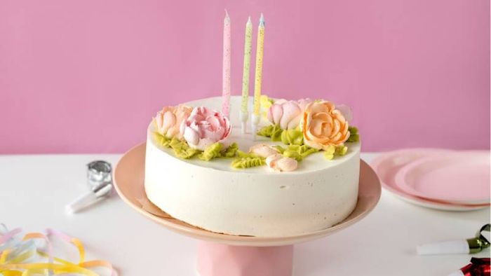 Hình ảnh bánh sinh nhật đi cùng hoa mẫu 3