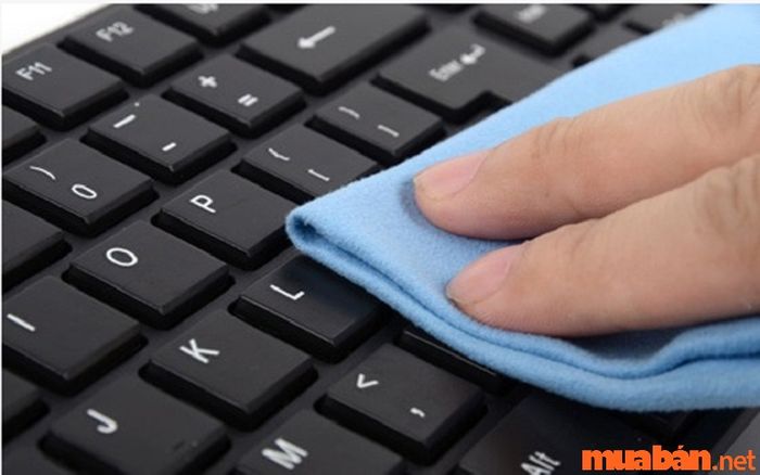 Vệ sinh bàn phím của bạn