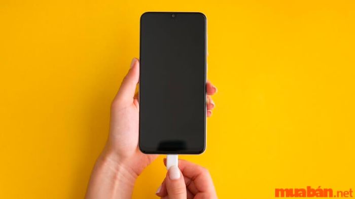 Điện thoại không bật lên được do hết pin