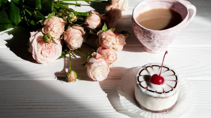 Tải hình ảnh hoa tươi và bánh sinh nhật rực rỡ 4