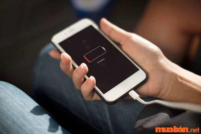 Điện thoại không bật lên do pin chai hoặc hư hỏng