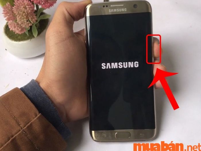 Màn hình điện thoại Samsung tối đen