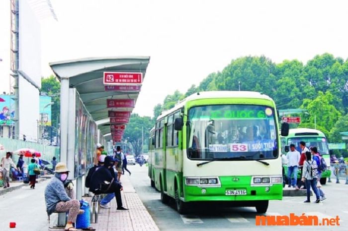 Nhiều tuyến xe buýt đi qua khu vực ngã tư Thủ Đức