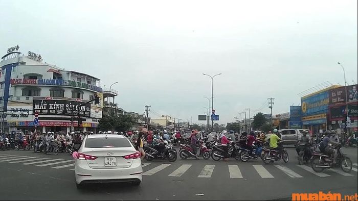 Với vị trí đắc địa và hạ tầng giao thông phát triển, ngã tư Bà Điểm tạo điều kiện thuận lợi để kết nối với các khu vực trung tâm.