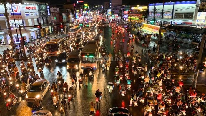 Các tuyến đường chính ở Quận 9 thường xuyên đông đúc.