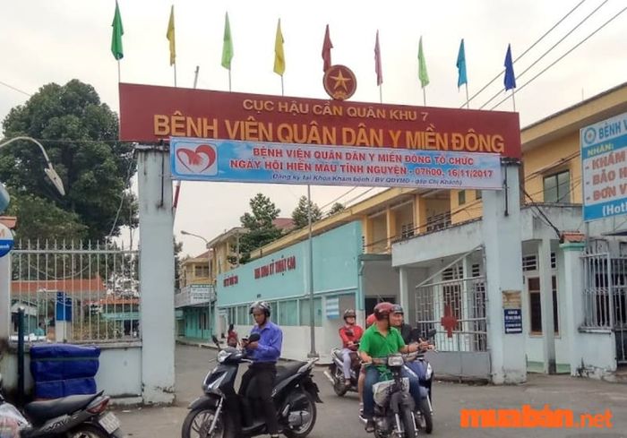 Bệnh viện Quân Y Miền Đông tọa lạc ngay gần ngã tư Thủ Đức
