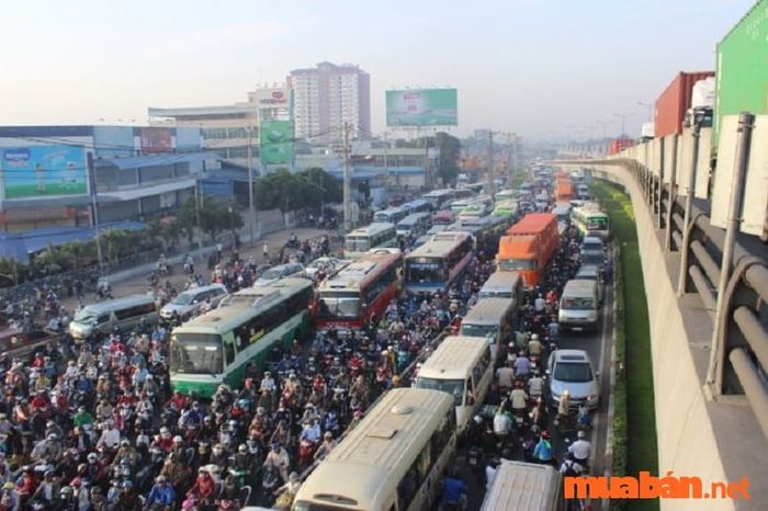 Tình trạng tắc nghẽn giao thông vào giờ cao điểm tại khu vực Xa Lộ Hà Nội - ngã tư Thủ Đức