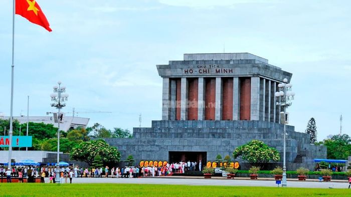 Lăng Chủ tịch Hồ Chí Minh nằm trong quận Ba Đình.