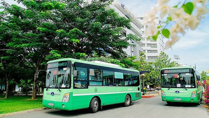 Gần ngã ba Trị An có nhiều tuyến xe buýt hoạt động.