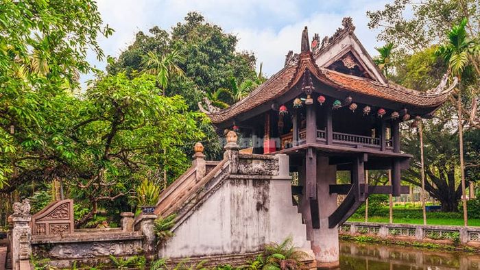 Chùa Một Cột là một ngôi chùa nổi bật với kiến trúc độc đáo, tọa lạc tại quận Ba Đình.