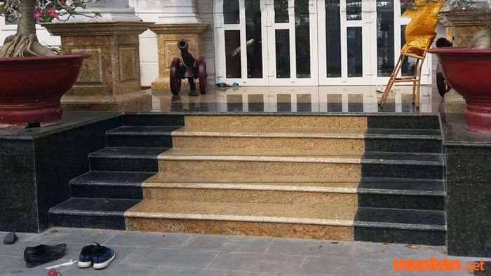 Bậc tam cấp có nghĩa là gì?