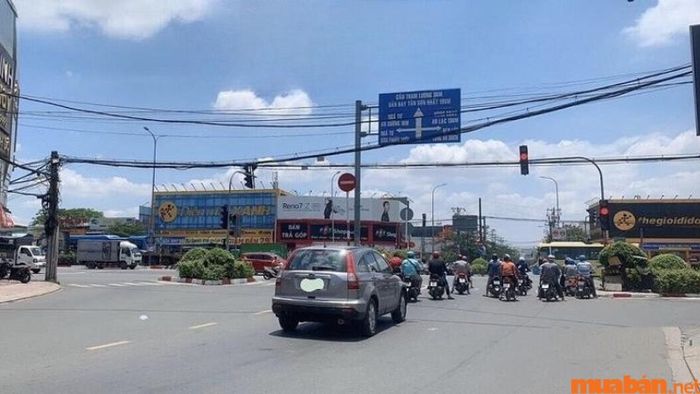 Ngã tư Bà Điểm nằm tại giao điểm của hai tuyến đường chính là Phan Văn Hớn và Quốc lộ 1A.
