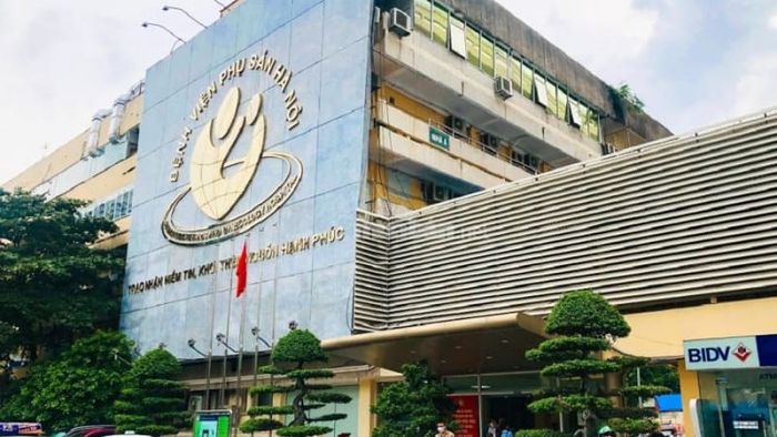 Bệnh viện Phụ Sản Hà Nội tọa lạc trên đường Đê La Thành, thuộc quận Ba Đình.