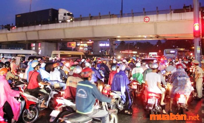 Ngã tư Thủ Đức luôn đông đúc bất kể là ban ngày hay ban đêm