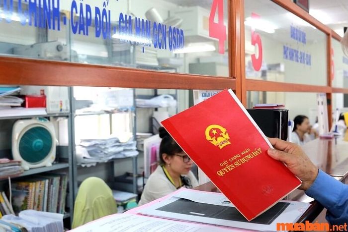 Nộp và trao đổi hồ sơ xin gia hạn thời gian sử dụng đất tại UBND cấp xã.