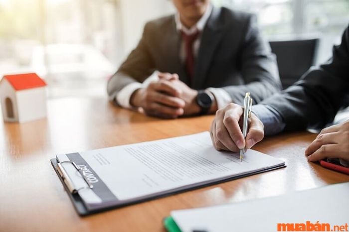 Kiểm tra thông qua chủ đầu tư, hợp đồng chuyển nhượng đất, quyết định giao đất và sổ đỏ.